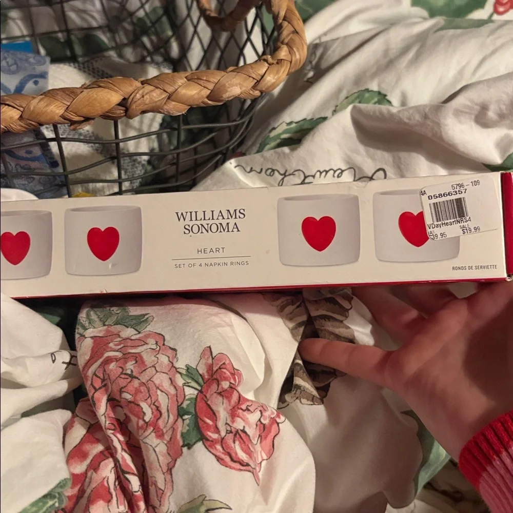 BNWT Williams Sonoma heart set napkin rings